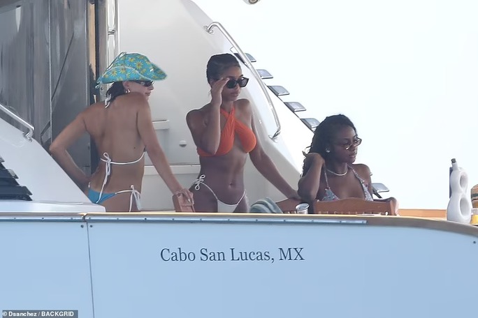 Supermodel Kendall Jenner is "fiery" in a bikini on a yacht - Photo 10.