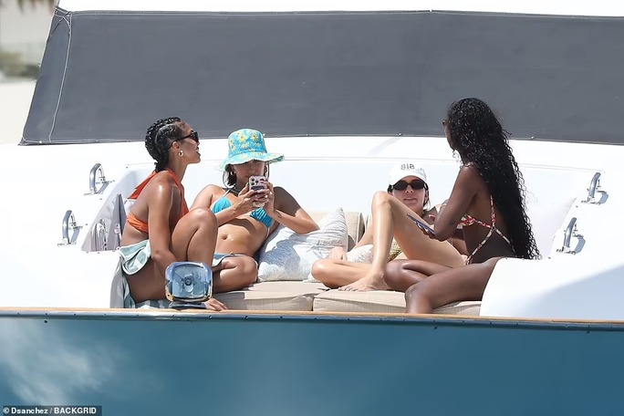 Supermodel Kendall Jenner is "fiery" in a bikini on a yacht - Photo 9.