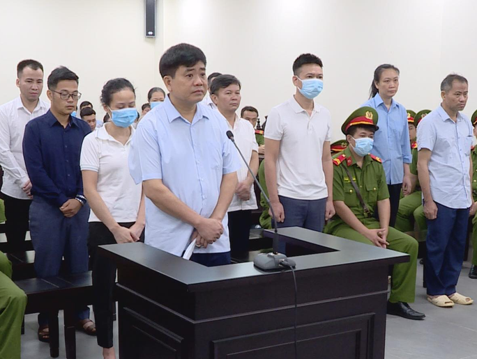 Nhiều thành tích trong công tác, bị cáo Nguyễn Đức Chung được tuyên án nhẹ hơn đề nghị - Ảnh 1.