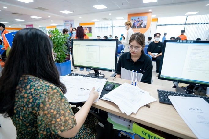 Nữ sinh nghèo hiếu học được trường ĐH trao học bổng toàn phần