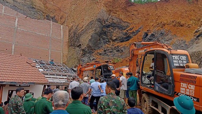 Sạt lở vùi lấp căn nhà, chồng tử vong, vợ may mắn thoát nạn - Ảnh 1.