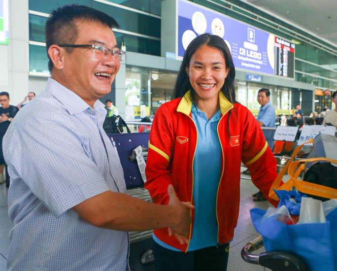 Tuyển nữ Việt Nam về nước, Chương Thị Kiều và đồng đội rạng rỡ trước người hâm mộ - Ảnh 2.