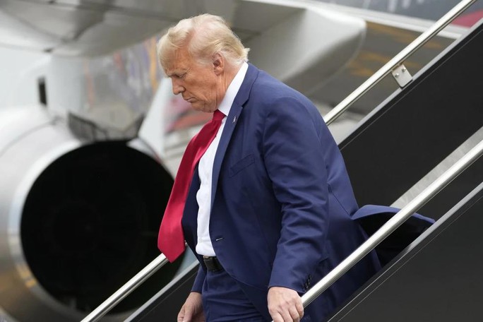 Ông Trump đối diện 4 tội danh, tội nghiêm trọng nhất tối đa 20 năm tù - Ảnh 1. Ông Trump đối diện 4 tội danh, tội nghiêm trọng nhất tối đa 20 năm tù - Ảnh 1.