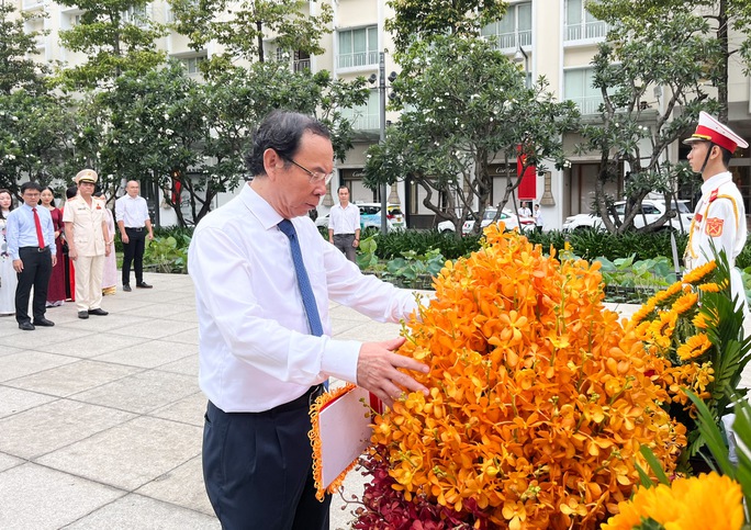Lãnh đạo TP HCM dâng hoa, dâng hương tưởng niệm Chủ tịch Hồ Chí Minh - Ảnh 1.