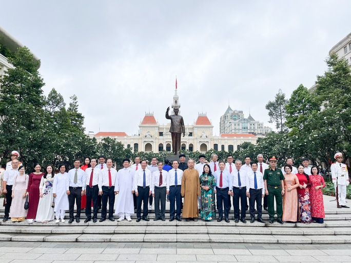 Lãnh đạo TP HCM dâng hoa, dâng hương tưởng niệm Chủ tịch Hồ Chí Minh - Ảnh 4.