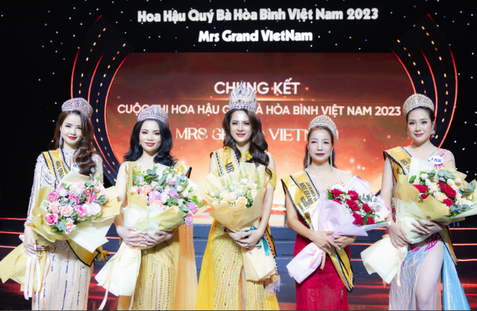Người đẹp từng trầm cảm đăng quang Hoa hậu Quý bà Hoà bình Việt Nam 2023 - Ảnh 1.