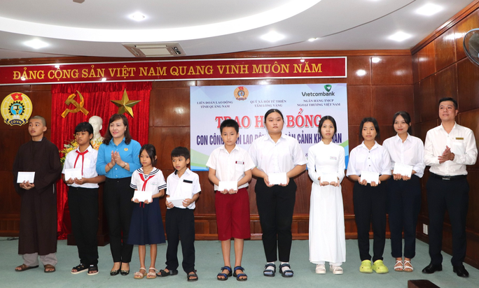 Quảng Nam: Trao học bổng cho con công nhân vượt khó học giỏi