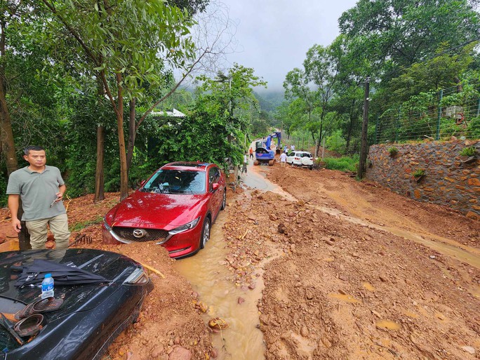 Hiện trường vụ đất đá đồi vùi lấp hàng loạt ôtô ở nơi có nhiều vi phạm trật tự xây dựng - Ảnh 5.