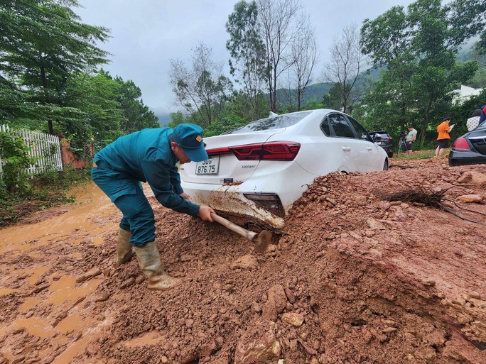 Hiện trường vụ đất đá đồi vùi lấp hàng loạt ôtô ở nơi có nhiều vi phạm trật tự xây dựng - Ảnh 10.