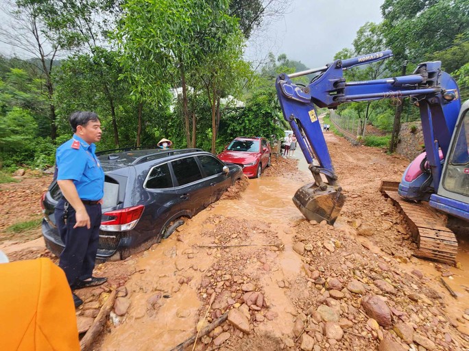 Hiện trường vụ đất đá đồi vùi lấp hàng loạt ôtô ở nơi có nhiều vi phạm trật tự xây dựng - Ảnh 9.