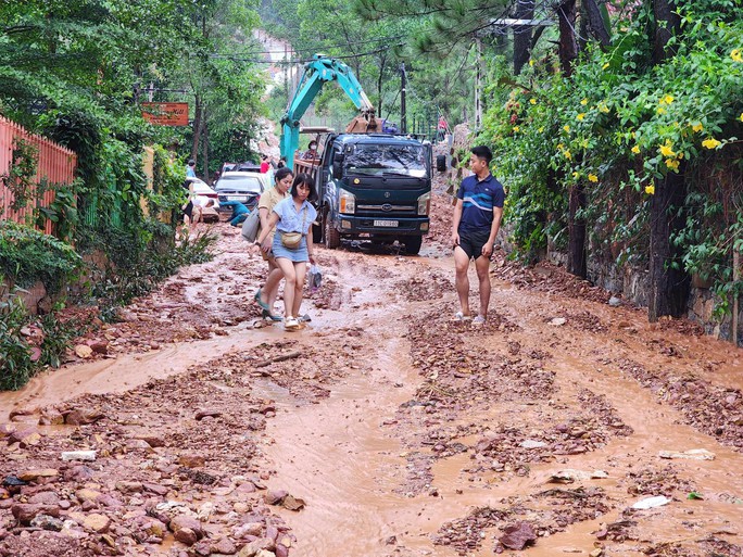 Hiện trường vụ đất đá đồi vùi lấp hàng loạt ôtô ở nơi có nhiều vi phạm trật tự xây dựng - Ảnh 3.