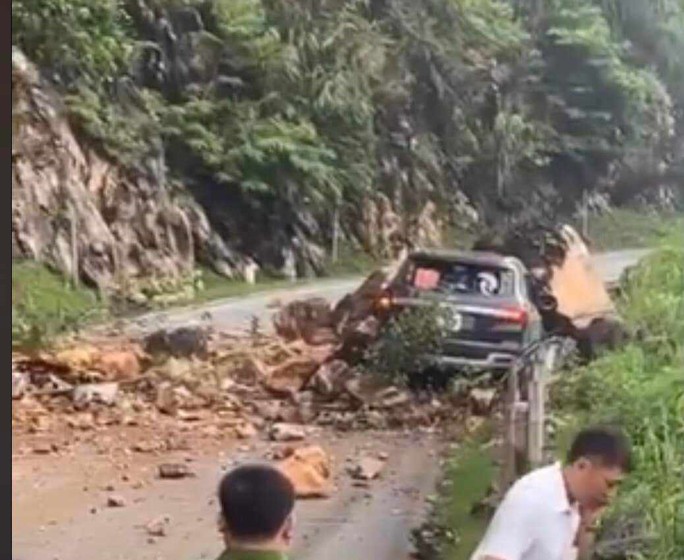 Tảng đá lớn rơi xuống đè bẹp xe ôtô 7 chỗ đang chạy trên đèo - Ảnh 3.