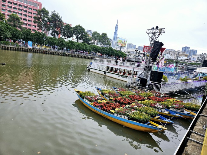 Rủ nhau đi xem đua thuyền, ngắm dù lượn ở Lễ hội sông nước TP HCM - Ảnh 10.