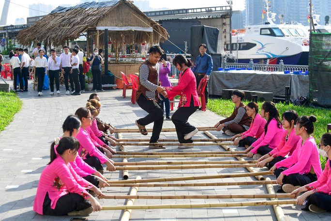 Rủ nhau đi xem đua thuyền, ngắm dù lượn ở Lễ hội sông nước TP HCM - Ảnh 12.