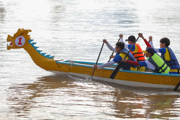Rủ nhau đi xem đua thuyền, ngắm dù lượn ở Lễ hội sông nước TP HCM - Ảnh 6.