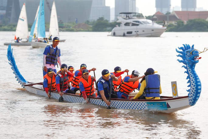 Rủ nhau đi xem đua thuyền, ngắm dù lượn ở Lễ hội sông nước TP HCM - Ảnh 5.