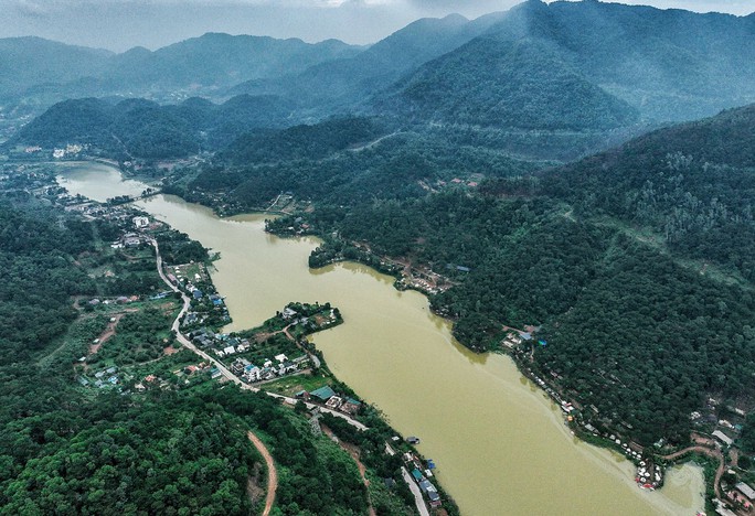 Hàng trăm công trình xẻ thịt đất rừng Sóc Sơn, huyện nói do xã giấu vi phạm - Ảnh 2.