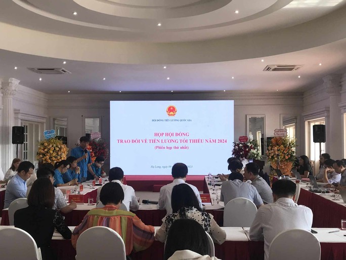 Năm 2024 sẽ điều chỉnh tăng lương tối thiểu vùng - Ảnh 1.