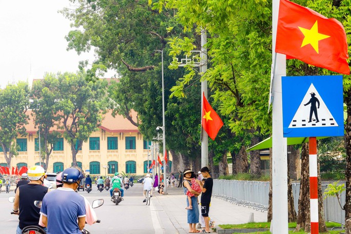 Đường phố Hà Nội trang hoàng đón Tổng thống Mỹ Joe Biden thăm Việt Nam - Ảnh 4.