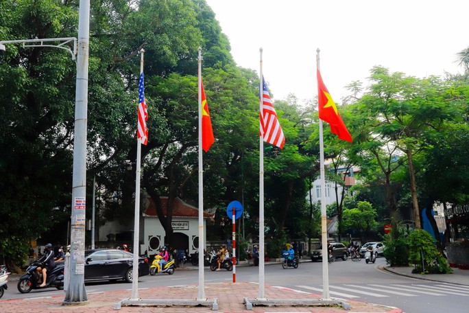 Đường phố Hà Nội trang hoàng đón Tổng thống Mỹ Joe Biden thăm Việt Nam - Ảnh 9.