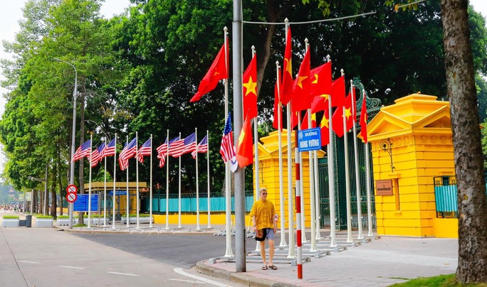 Đường phố Hà Nội trang hoàng đón Tổng thống Mỹ Joe Biden thăm Việt Nam - Ảnh 10.