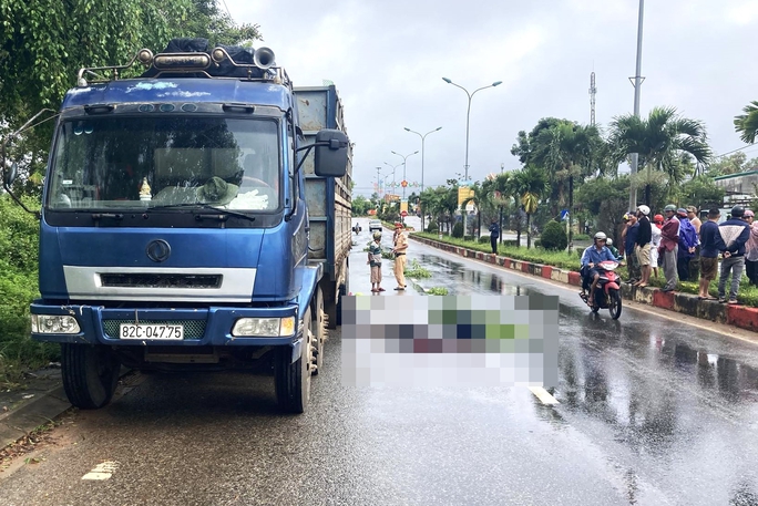 Tông vào đuôi xe tải đậu bên đường, đôi vợ chồng tử vong thương tâm - Ảnh 1.