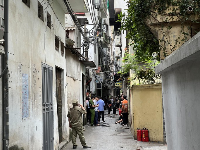 Ngóng tìm người thân trong vụ cháy đặc biệt nghiêm trọng tại chung cư mini - Ảnh 4.