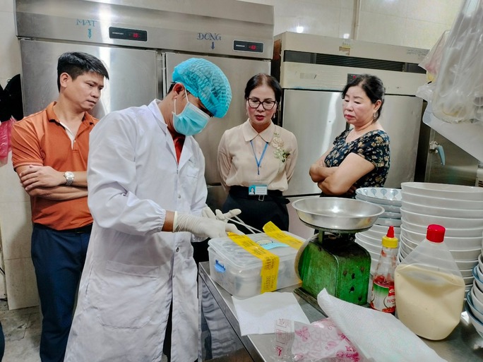 Đoàn kiểm tra của Sở Y tế tỉnh Quảng Nam và Chi cục An toàn Vệ sinh thực phẩm tỉnh kiểm tra, lấy mẫu tại tiệm bánh mì Phượng.