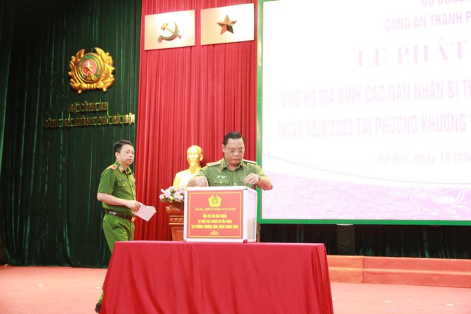 Hà Nội mặc niệm các nạn nhân vụ cháy chung cư mini - Ảnh 10.