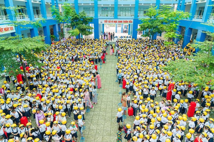 Thiso Retail trao 6.500 mũ bảo hiểm đạt chuẩn cho học sinh TP HCM - Ảnh 1.