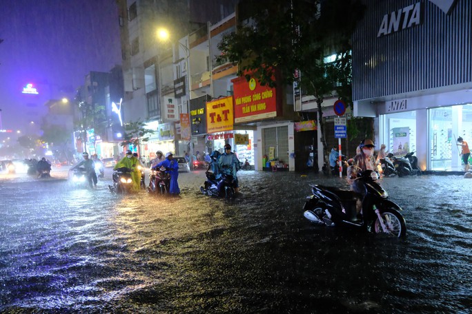 Nhiều tuyến đường trung tâm TP Đà Nẵng bị ngập cục bộ sau trận mưa lớn trong thời gian ngắn vào tối 10-9