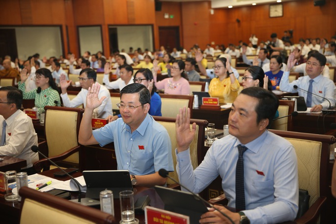 TP HCM chính thức thu phí sử dụng vỉa hè từ ngày 1-1-2024 - Ảnh 1.
