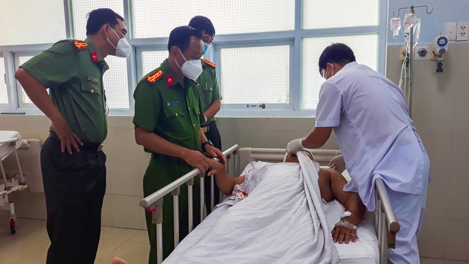 Trưởng công an xã bị chém trọng thương khi ngăn 2 nhóm đánh nhau - Ảnh 2.