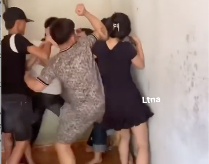 Đến nhà bạn gái chơi, thiếu niên 15 tuổi bị trai làng đánh hội đồng - Ảnh 2.