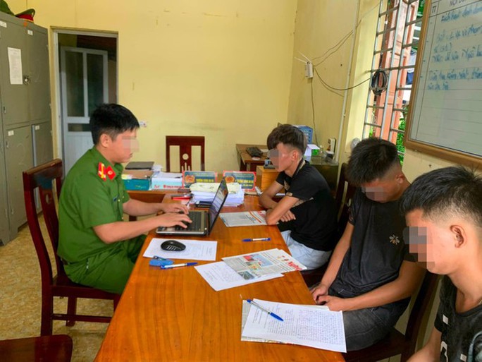 Đến nhà bạn gái chơi, thiếu niên 15 tuổi bị trai làng đánh hội đồng - Ảnh 4.