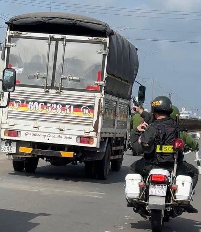 CLIP: Cảnh sát truy đuổi 10km chặn xe tải điên ở Đồng Nai - Ảnh 3.