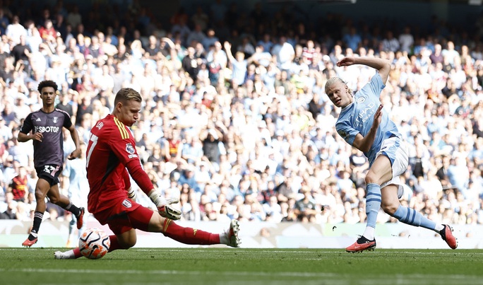 Quái thú Haaland lập hat-trick, Man City giật lại ngôi đầu Ngoại hạng - Ảnh 4.