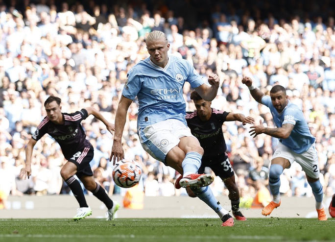 Quái thú Haaland lập hat-trick, Man City giật lại ngôi đầu Ngoại hạng - Ảnh 6.