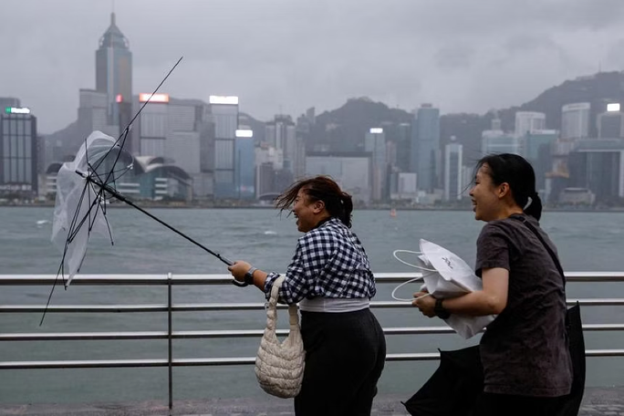 “Nín thở” theo dõi chiếc máy bay duy nhất dám đáp xuống Hồng Kông (Trung Quốc) giữa bão Saola - Ảnh 4.