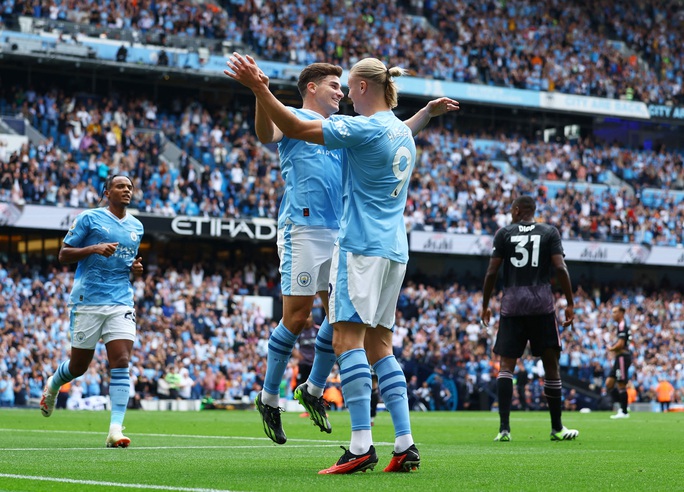 Quái thú Haaland lập hat-trick, Man City giật lại ngôi đầu Ngoại hạng - Ảnh 1.