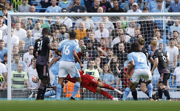 Quái thú Haaland lập hat-trick, Man City giật lại ngôi đầu Ngoại hạng - Ảnh 3.