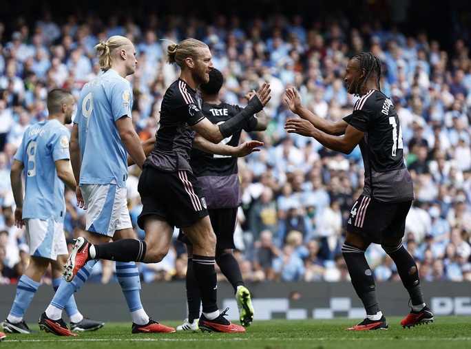 Quái thú Haaland lập hat-trick, Man City giật lại ngôi đầu Ngoại hạng - Ảnh 2.