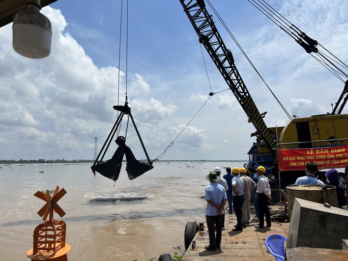 Bàn giao mỏ cát đầu tiên cho nhà thầu thi công dự án cao tốc ở ĐBSCL  - Ảnh 1.