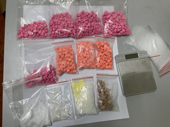 2 người đàn ông có 11 tiền án ôm hơn 1.000 viên thuốc lắc - Ảnh 2.