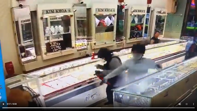 Đôi nam nữ dùng súng cướp tiệm vàng Kim Khoa ở Khánh Hòa - Ảnh 2.