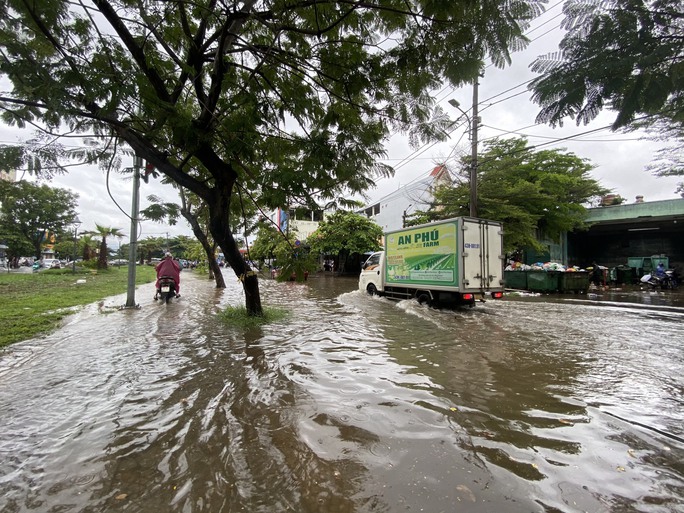 Nhiều nơi ở miền Trung ngập sâu, cảnh báo nguy cơ sạt lở - Ảnh 15.