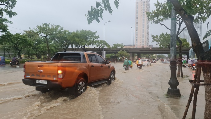 Nhiều nơi ở miền Trung ngập sâu, cảnh báo nguy cơ sạt lở - Ảnh 6.