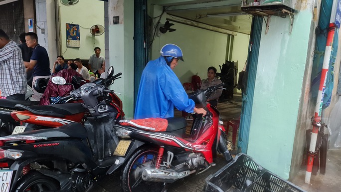 Nhiều nơi ở miền Trung ngập sâu, cảnh báo nguy cơ sạt lở - Ảnh 10.