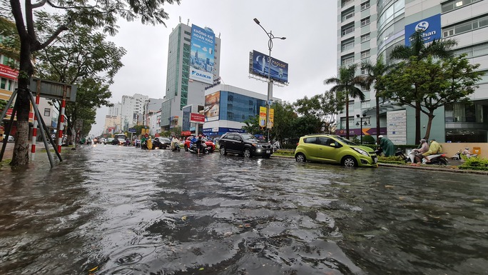 Nhiều nơi ở miền Trung ngập sâu, cảnh báo nguy cơ sạt lở - Ảnh 2.