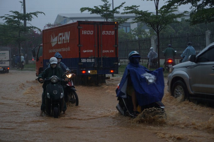 Nhiều nơi ở miền Trung ngập sâu, cảnh báo nguy cơ sạt lở - Ảnh 17.